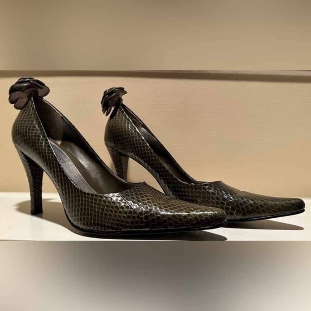 Nine West Snake Skin Pump w/ Clip-on Flower Olive Green 9